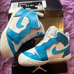 Jordan 1- Crib bootie (white/powder blue)